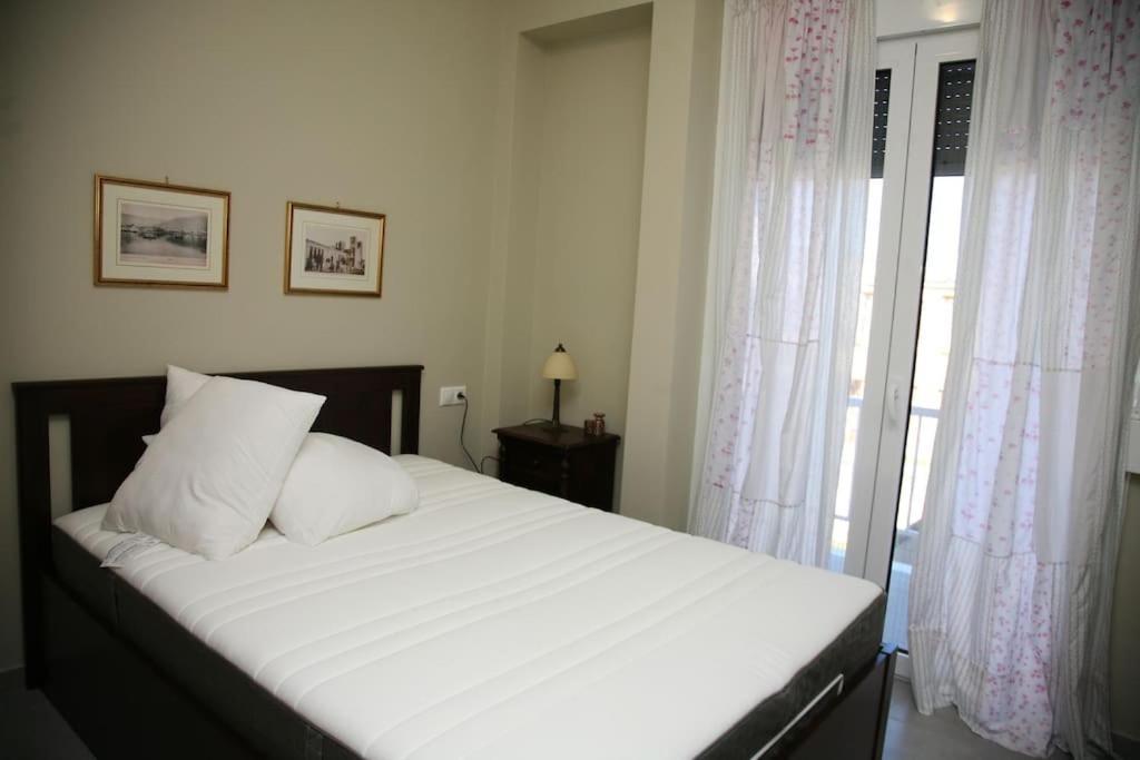 Lovely Sea Front Apartment Itea Exterior foto