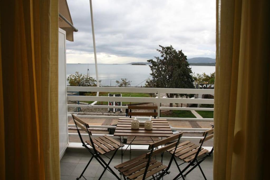 Lovely Sea Front Apartment Itea Exterior foto
